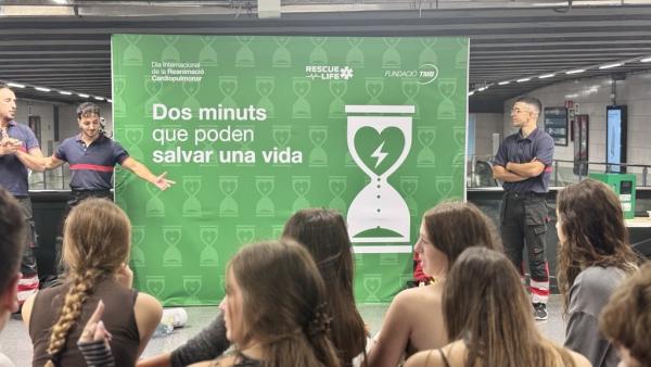 La formació per salvar vides s'ha fet al vestíbul de l'estació de metro d'Universitat / Foto: TMB