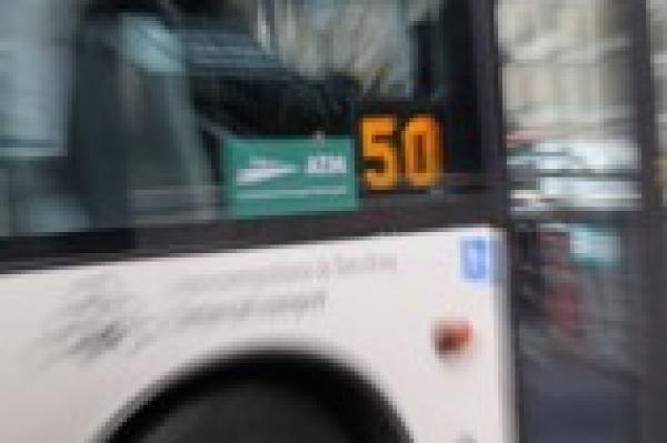 La línia 50 de bus que puja a Montjuïc