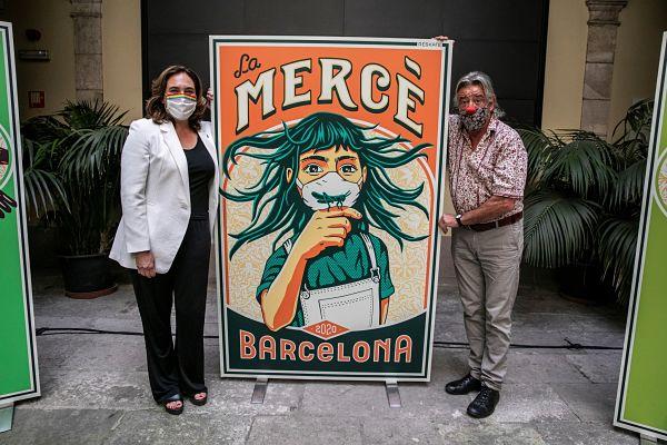L'alcaldessa Ada Colai i el pregoner de la Mercè 2020, Tortell Poltrona, posen amb el cartell de l'edició de les festes d'enguany / Foto: Flickr de l'Ajuntament de Barcelona