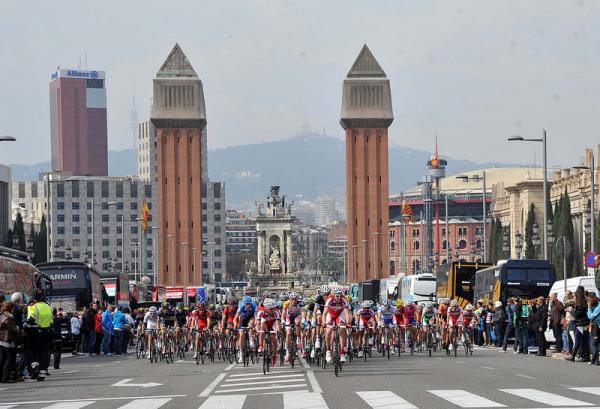 Els ciclistes a l'avinguda Maria Cristina a l'edició 2015 de la Volta / Foto: Ajuntament de Barcelona