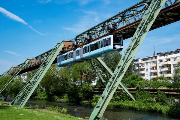 Una imatge del monorail de Wuppertal durant el seu recorregut / Foto: Web oficial schwebahn.de