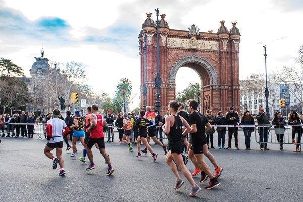 Els corredors en un moment de la passada edició de la cursa al seu pas per l'Arc de Triomf / Foto: Mitja Marató Barcelona