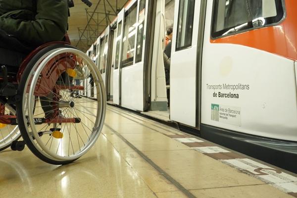 Un usuari amb cadira de rodes en una estació de la línia 2 de metro / Foto: Arxiu TMB