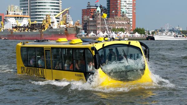 Imatge del bus amfibi que recorre les carreteres i aigües de Rotterdam / Foto: Splashtours