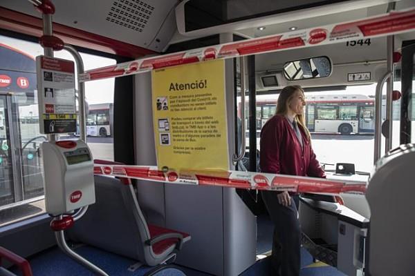 Esther Zurriaga al seu autobús de la línia 54 / Foto: Ana Jiménez (La Vanguardia)