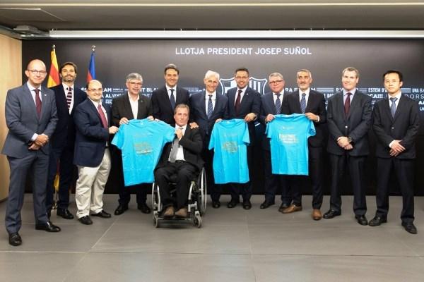 El conseller delegat de TMB i el director de la xarxa de Metro amb directius de l'Espanyol i les entitats fundadores de l'Aliança, dissabte al Camp Nou / Foto: FCB