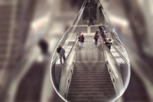 Imatge d'una escala del metro de Barcelona vista des d'una gota d'aigua / Foto: Americo Ferraiuolo a Twitter