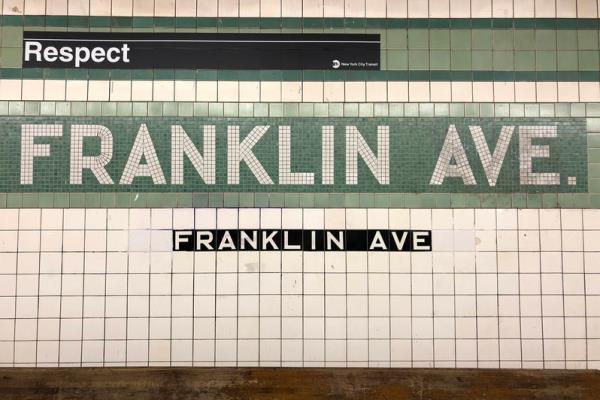 Rètol col·locat a l'estació de Franklin Av. / Foto: Michelle Young ( Untapped Cities)