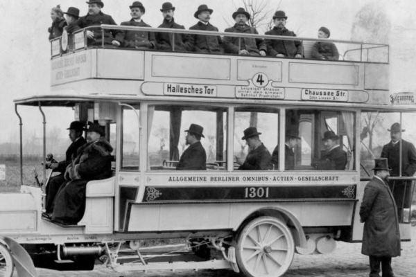 L'article de Diariodetransporte.com repassa l'evolució dels autobusos amb motor des de la seva invenció / Foto: Mercedes-Benz