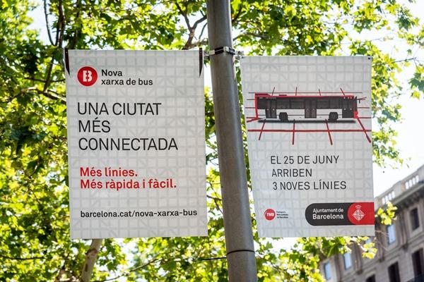Banderoles de la campanya 'Una ciutat més connectada' a la Gran Via de Barcelona / Foto: Pep Herrero (TMB)