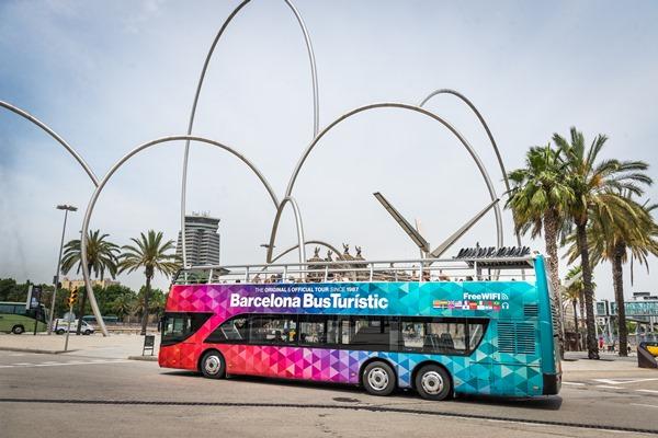 Un bus turístic entrant a la plaça de les Drassanes / Foto: Pep Herrero (TMB)