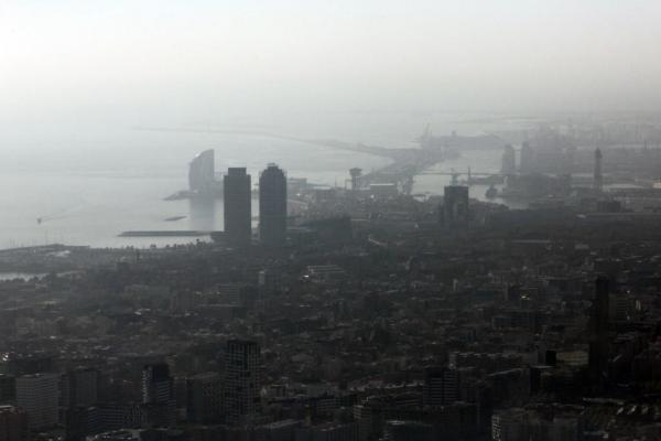 La ciutat de Barcelona en un episodi de contaminació ambiental / Foto: ACN