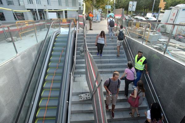 L'accés a l'estació de Barceloneta s'ha ampliat fins als 5 metres i compta amb escales mecàniques / Foto: Jordi López (TMB)