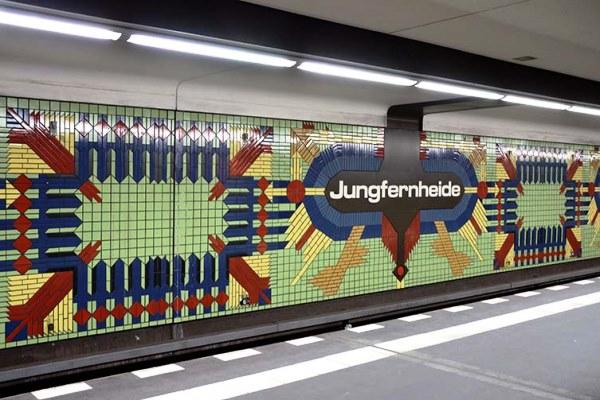 L'estació de Jungfernheidel, decorada amb rajoles que fan referència a la forma d'un parc proper / Foto: © Nigel Green per a Blue Crow Media