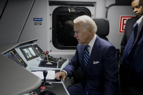 Biden als comandaments d'un tren quan era vicepresident, el 2014 / Foto: Matt Rourke (AP)