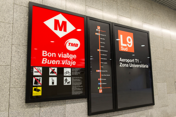 Cartells informatius en una estació de la línia 9 Sud / Foto: Miguel Ángel Cuartero