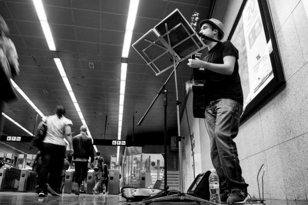 Breo Martínez tocant al metro de Barcelona / Foto: Beatriz Lizana
