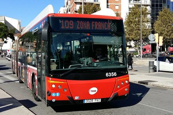 Autobús de la línia 109 fotografiat avui a la plaça dels Països Catalans / Foto: TMB