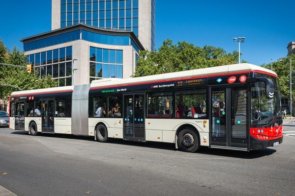 Autobús de la línia 33 a la plaça del Cinc d'Oros / Foto: TMB