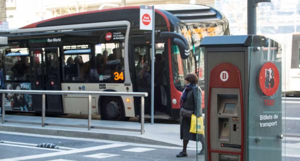 Autobús de la línia 34 en una parada doble de la Diagonal equipada amb màquina de venda de bitllets / Miguel Ángel Cuartero