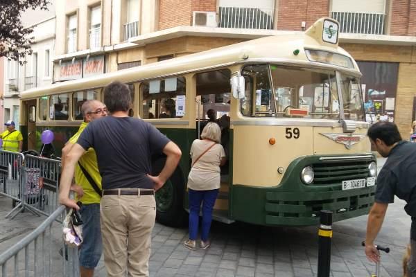 L'autobús Chausson 59 de la Fundació TMB estacionat a la plaça d'Horta / Foto: TMB