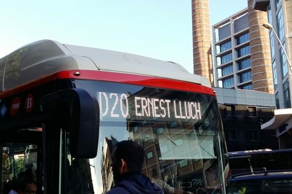 Autobús de la línia D20 en direcció a Ernest Lluch / Foto: TMB