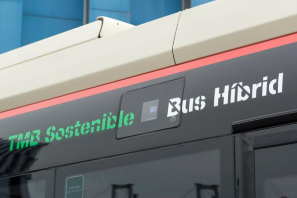 Rètol TMB Sostenible Bus Híbrid en un autobús de TMB / Foto: Miguel Ángel Cuartero