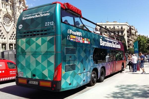 Bus turístic a la parada de la Sagrada Família / Foto: TMB