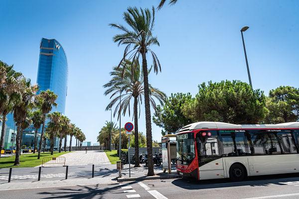 L'autobús V15 fent part del seu recorregut a la Barceloneta/ Foto: Pep Herrero