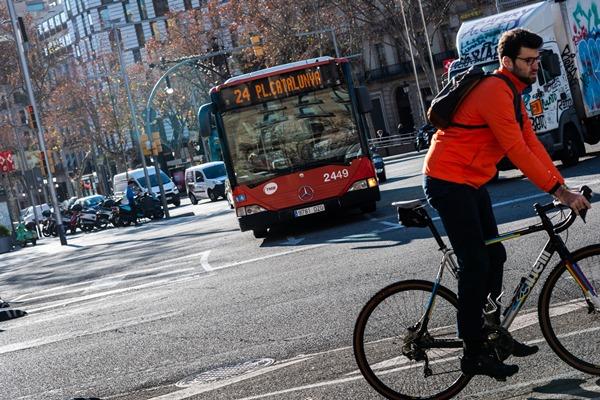 Transport públic i bicicleta, dos modes que el nou PMU vol potenciar / Foto: Pep Herrero (TMB)