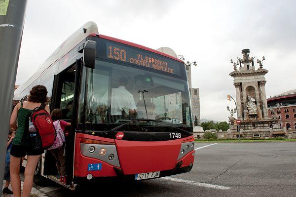Autobús de la línia 150 a la plaça d'Espanya / Foto: Arxiu TMB