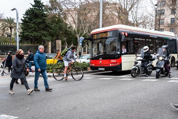 Mobilitat a peu, amb bicicleta, transport públic i vehicle privat a la Diagonal de Barcelona / Foto: Pep Herrero (TMB)