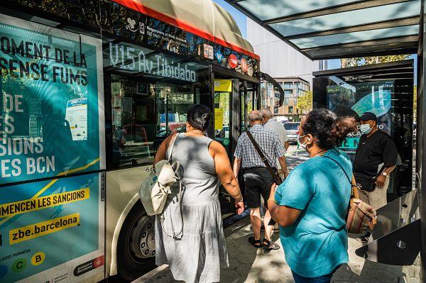 Passatgers amb mascareta pugen a un autobús de la línia V15 / Foto: Pep Herrero (TMB)