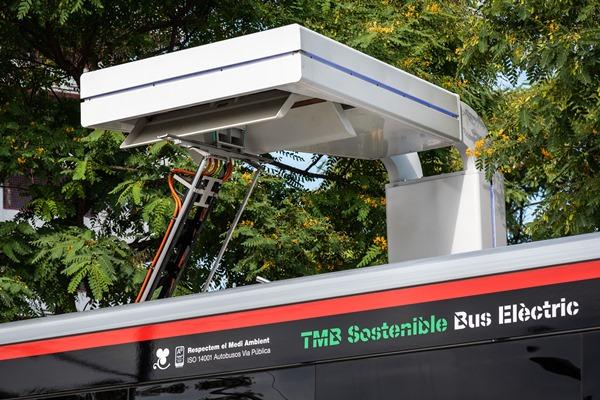 Autobús elèctric carregant-se a l'estació del Fòrum / Foto: Pep Herrero (TMB)