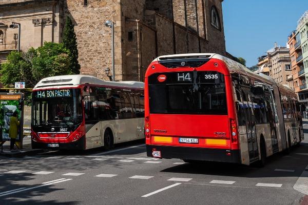 Dos autobusos de la línia H4 es creuen a Sarrià / Foto: Pep Herrero (TMB)