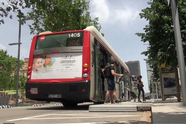 Autobús aturat en una parada amb plataforma / Captura del vídeo de Streetfilms