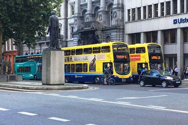 Els autobusos urbans de la capital irlandesa circulant per un carrer de la ciutat / Foto: Blog Human Transit