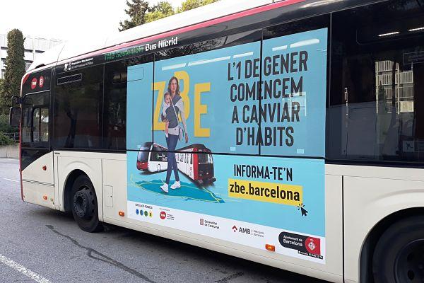 La campanya en un autobús de la línia V3 / Foto: TMB