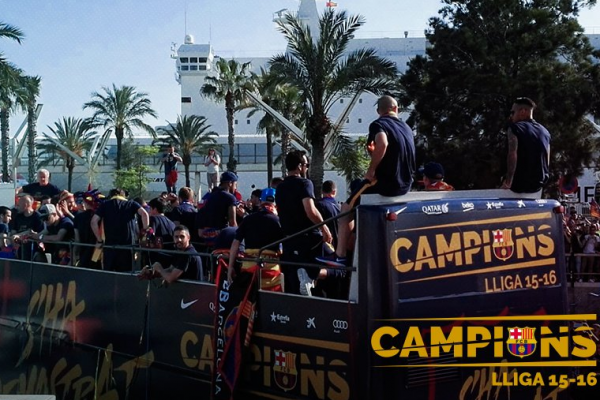 El bus turístic amb els jugadors del Barça cap a la plaça de les Drassanes / Foto: Twitter Canal Barça