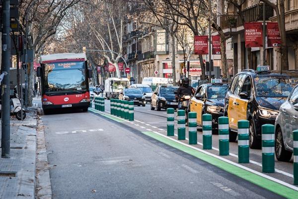 Pivots separadors del carril bus al carrer Mallorca / Foto: Pep Herrero (TMB)