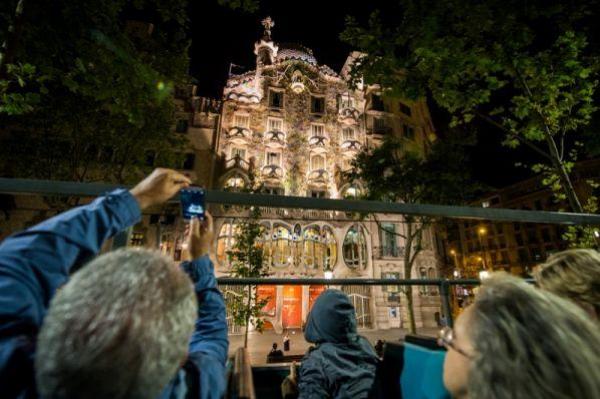Des del pis superior del Barcelona Night Tour es poden fotografiar els punts històrics de la ciutat a la nit / Foto: Pep Herrero