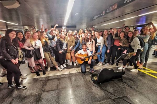 Cesc amb el seu públic després d'una de les seves actuacions al metro / Foto: Instagram @cescoficial