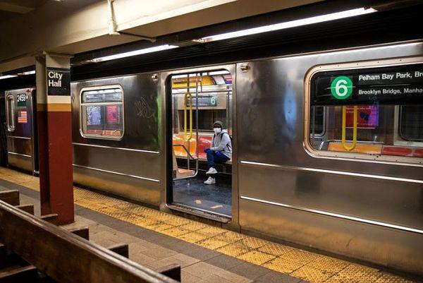 Passatger a l'interior del metro de Nova York, a l'estació de Brooklyn Bridge/City Hall / Foto: Condé Nast Traveler