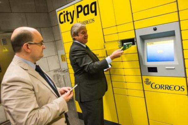 El president de Correos, Javier Cuesta, junt amb el conseller delegat de TMB, Enric Cañas, estrenant el terminal CityPaq de Passeig de Gràcia (L2) l'octubre passat / Foto: Pep Herrero