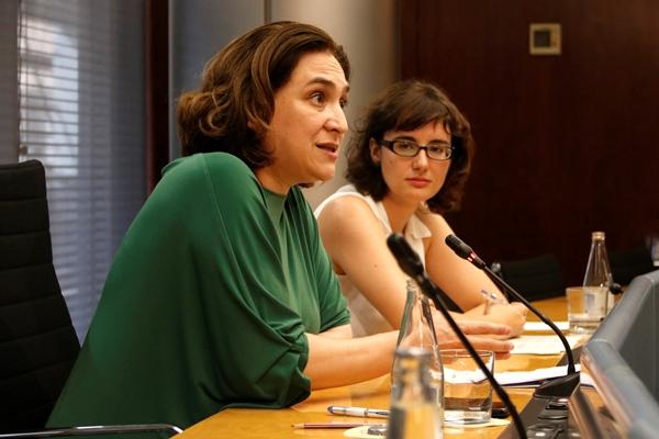 Ada Colau i Mercedes Vidal en la compareixença d'ahir a l'Ajuntament de Barcelona / Foto: ACN