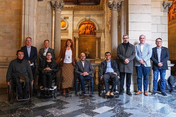 Directius de COCEMFE, de TMB i l’Ajuntament de Barcelona després de la firma del conveni / Foto: Ajuntament de Barcelona