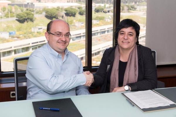 Enric Cañas, conseller delegat de TMB, i Núria Valls, directora general de Fundesplai, en la firma del conveni / Foto: Miguel Ángel Cuartero (TMB)