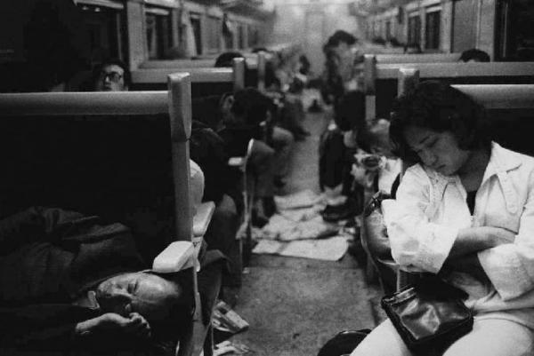 Passatgers dormint a l'interior d'un tren / Foto: Daidō Moriyama