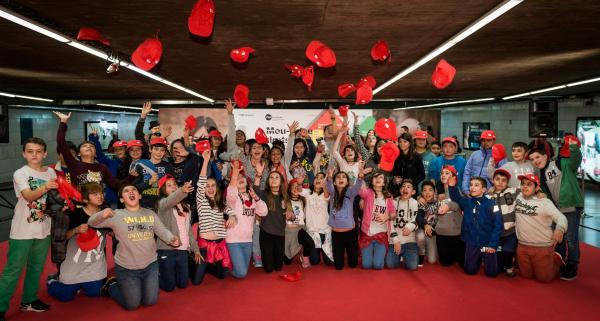 Una divertida foto de grup dels participants en l'activitat del Dia Universal de la Infància a l'estació d'Universitat / Pep Herrero/ TMB