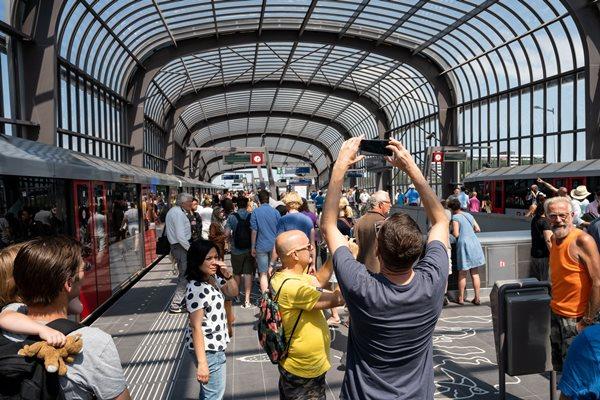 Els usuaris a la inauguració de la nova línia de metro de la capital dels Països Baixos / Foto: GVB 